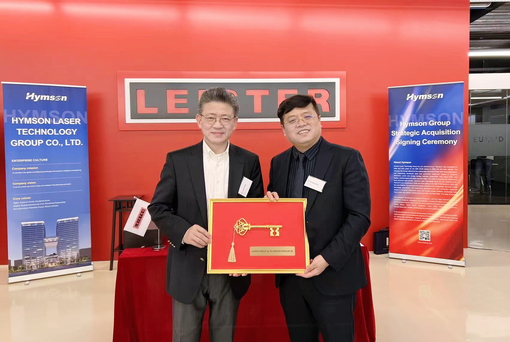 2、陈博、赵董钥匙交接 (1).jpg