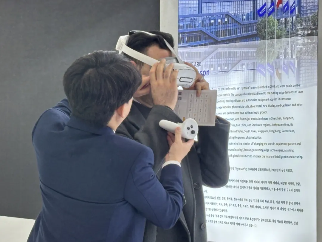 午夜在线小视频在展会现场提供沉浸式产品体验，参观者可以直观感受高速激光模切机和叠片电池装配线的高效生产过程