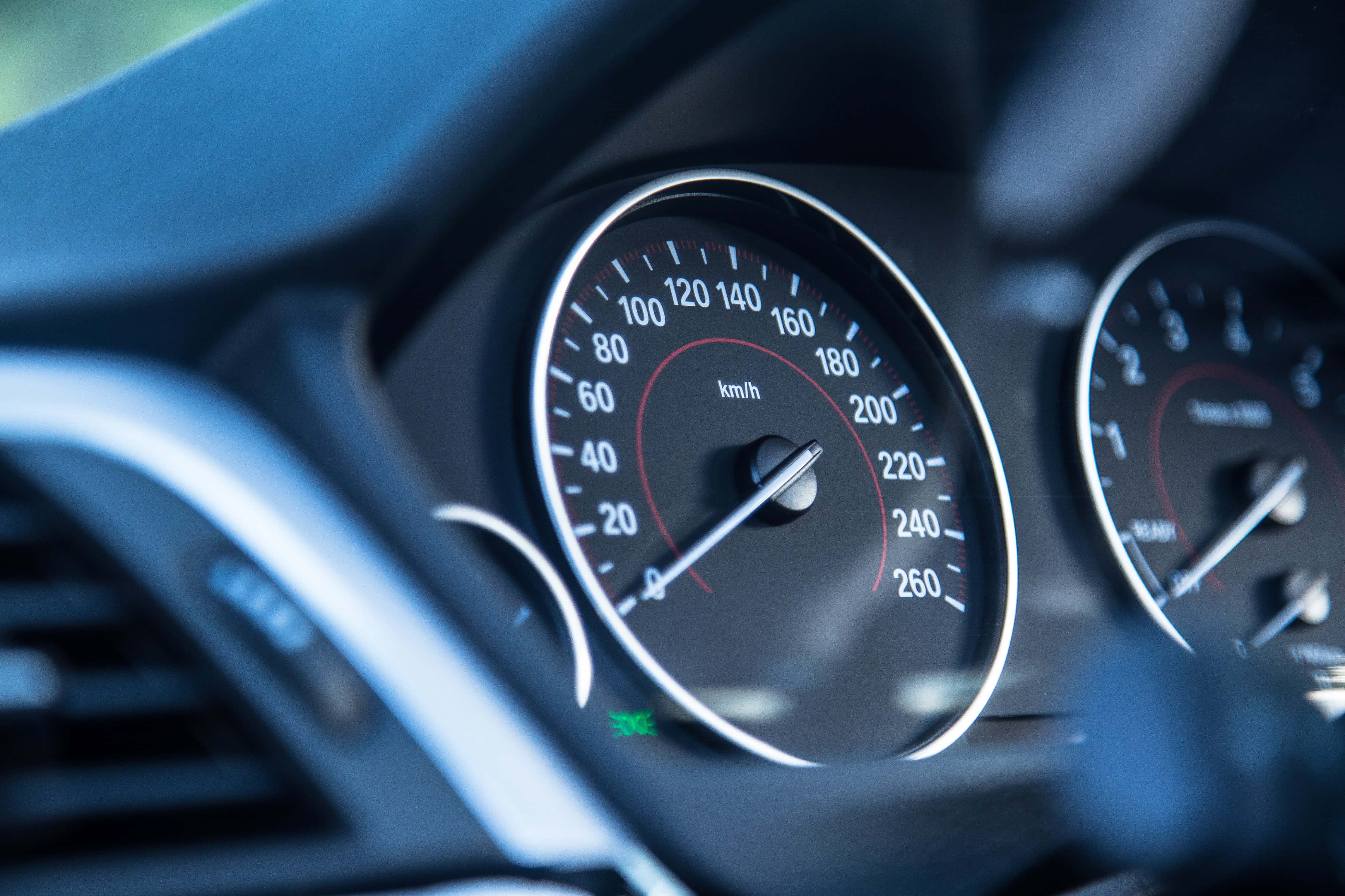 undefined 摄图网_500492336_宝马汽车的车身以及特写(企业商用).jpg